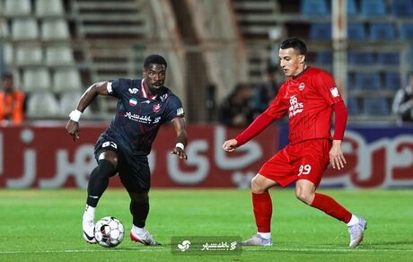بازی سرد و کسل کننده تراکتور و پرسپولیس برنده نداشت / پرشورها به صدر صعود کردند