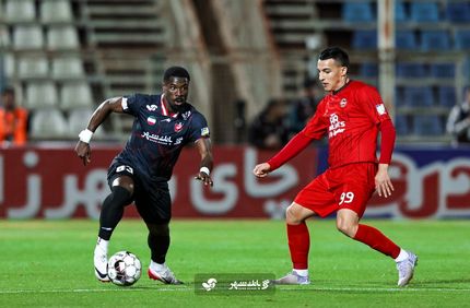 بازی سرد و کسل کننده تراکتور و پرسپولیس برنده نداشت / پرشورها به صدر صعود کردند