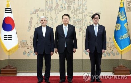 سفیر جدید کشورمان استوارنامه خود را به رئیس‌جمهور کره جنوبی تسلیم کرد