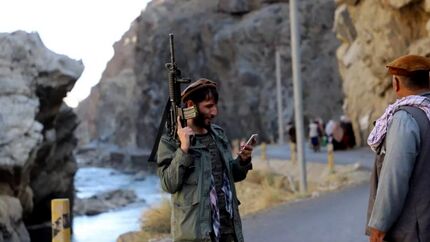 طالبان ۲۷ افغانی را در ملاء عام شلاق زد