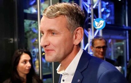  هیتلر جدید مرکل را شکست داد