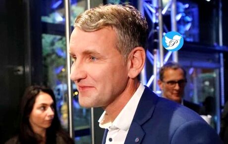  هیتلر جدید مرکل را شکست داد
