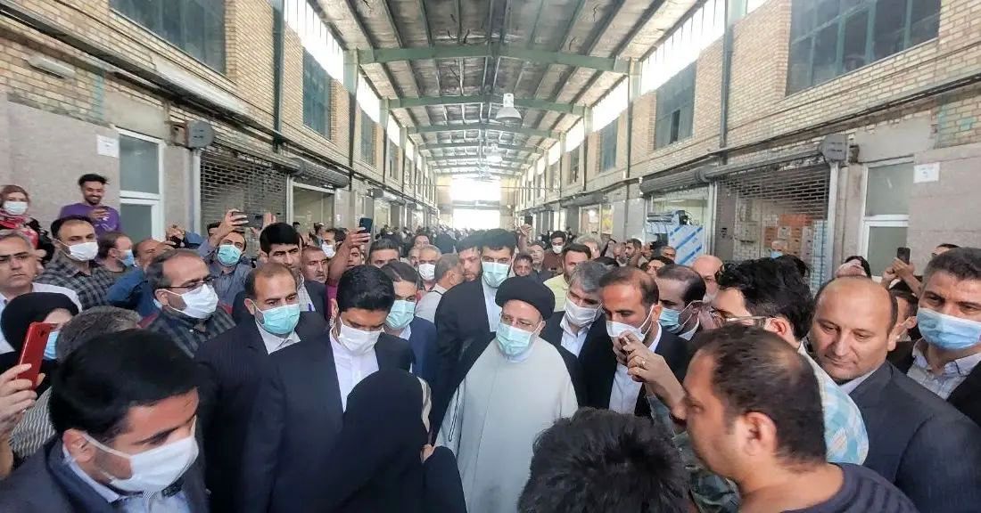 حضور رئیس جمهور در میادین و فروشگاه های سطح شهر و گفت و گو با مردم