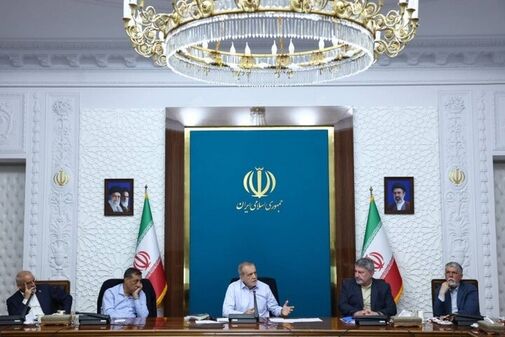 رئیس جمهور: دولت تمام تلاشش را برای حل معیشت مردم انجام می‌دهد / همه درآمد حاصل از افزایش قیمت سوخت به مردم خواهدرسید