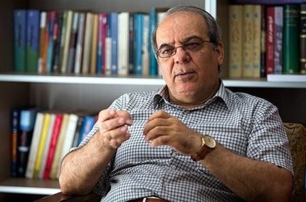تحلیل عباس عبدی از اعتراضات به افزایش قیمت بنزین:رهبری ورود نمی‌کردند، کشور نابود می‌شد