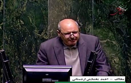 نماینده اردستان: اگر آقای پزشکیان در وسط انتخابات، این لیست را ارائه می‌کرد، جلیلی به نفعش کنار می‌کشید