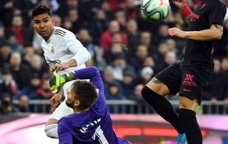  رئال مادرید با گل‌های کاسمیرو، سویا را شکست داد و صدرنشین شد