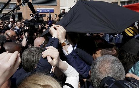 اماوئل ماکرون با پرتاب گوجه استقبال شد