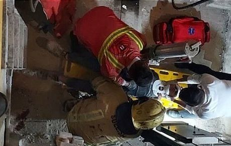 کارگر ساختمانی از هشت طبقه سقوط زنده ماند