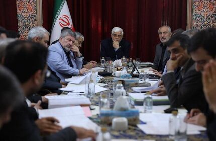 عارف: با وجود مشکلات ناشی از تحریم‌ها و جنگ اقتصادی، دست‌بسته نیستیم
