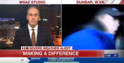 ویدئوی برخورد عجیب خودرو با خبرنگار تلویزیون در حین گزارش زنده