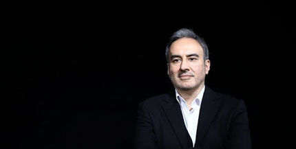 پاک آیین در سوگ مادر همسر خود نشست