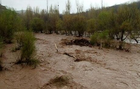 سیلاب راه ارتباطی ۳۳ روستای قصرقند سیستان وبلوچستان را مسدود کرد
