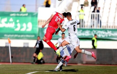 پرسپولیس باز هم از کرنر گل خورد و آلومینیوم را نبرد / قرمزها با تساوی به دربی رسیدند