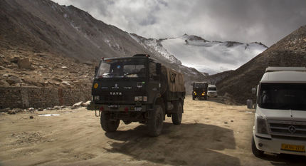 احتمال درگیری نظامی چین و هند / استقرار تانکهای چینی در مرز دو کشور