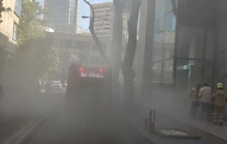 نجات ٨٠ نفر از آتش سوزی یک مجتمع اداری-تجاری