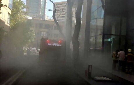 نجات ٨٠ نفر از آتش سوزی یک مجتمع اداری-تجاری