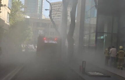 نجات ٨٠ نفر از آتش سوزی یک مجتمع اداری-تجاری