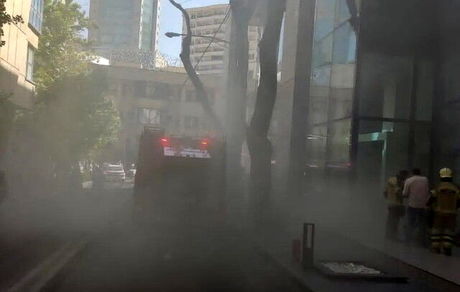 نجات ٨٠ نفر از آتش سوزی یک مجتمع اداری-تجاری