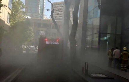 نجات ٨٠ نفر از آتش سوزی یک مجتمع اداری-تجاری