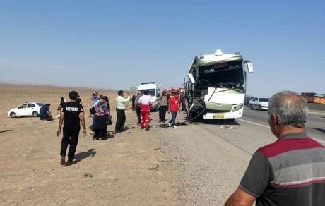 ۱۵ مصدوم در تصادف اتوبوس و یک نیسان آبی