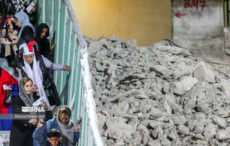 تصویری عجیب و باورنکردنی از زنان تماشاگر در کنار سکوهای مخروبه ورزشگاه آزادی