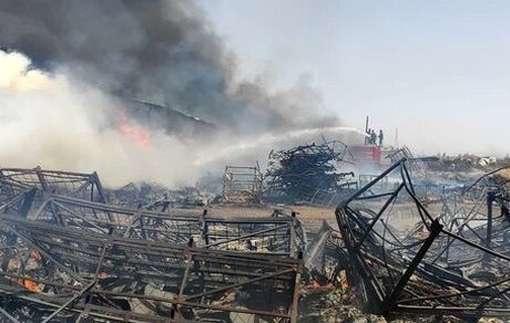 آتش سوزی در انبار ضایعات کارخانه تولید خودرو در بم