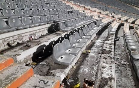 کاریکاتوری از غیرقابل استفاده شدن بخش دیگری از ورزشگاه آزادی 