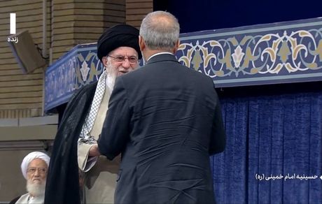 با حکم رهبر معظم انقلاب، مسعود پزشکیان به عنوان رئیس جمهور جدید تنفیذ شد + متن