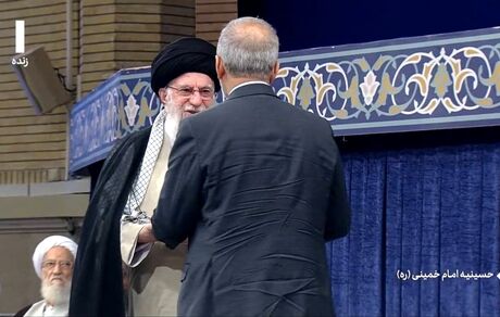 با حکم رهبر معظم انقلاب، مسعود پزشکیان به عنوان رئیس جمهور جدید تنفیذ شد + متن