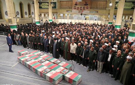اقامه نماز رهبر انقلاب بر پیکر ۷ شهید راه قدس