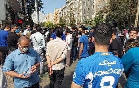 تجمع اعتراضی هواداران استقلال در مقابل وزارت ورزش
