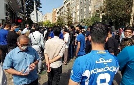 تجمع اعتراضی هواداران استقلال در مقابل وزارت ورزش