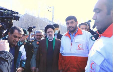 رئیس جمهور از اردوگاه‌های اسکان زلزله‌زدگان در خوی بازدید کرد