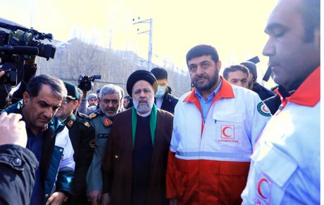 رئیس جمهور از اردوگاه‌های اسکان زلزله‌زدگان در خوی بازدید کرد