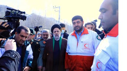 رئیس جمهور از اردوگاه‌های اسکان زلزله‌زدگان در خوی بازدید کرد