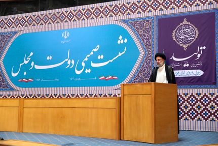 دولت هرگز گرفتار حاشیه‌ها نخواهد شد