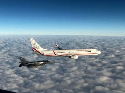 رئیس جمهور با اسکورت جنگنده ارتش به قطر رفت