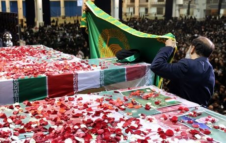 استقبال از پیکر رئیس جمور شهید و همراهان در مهرآباد و وداع در مصلی تهران / تصاویر