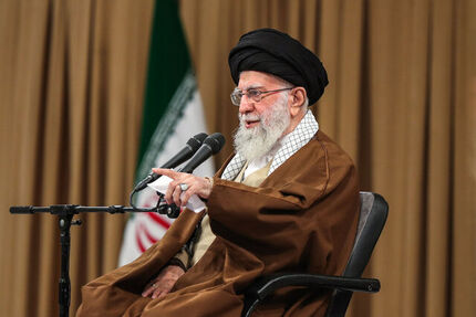 یکشنبه، جمعی از کارگزاران حج و زائران بیت‌الله الحرام کشورمان با رهبر انقلاب دیدار می‌کنند