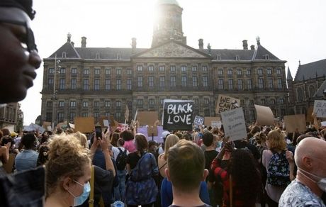 هلندی‌ها، یک مرکز تست کرونا را به آتش کشیدند