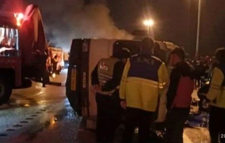 یک مینی‌بوس در محور گنبد مینودشت واژگون شد / ۲۶ نفر کشته و زخمی شدند