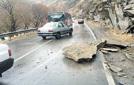 خطر ریزش سنگ در جاده‌های کوهستانی به ویژه مسیر کرج - چالوس