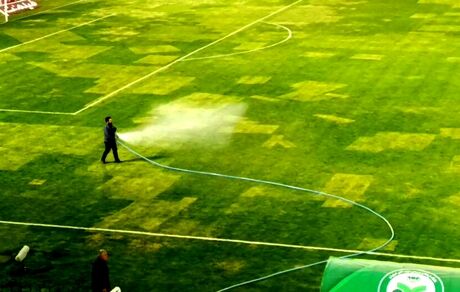 واکنش باشگاه ذوب آهن به حواشی نحوه آبیاری دستی چمن ورزشگاه فولادشهر