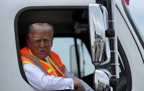 ترامپ با لباس و ماشین حمل زباله پاسخ بایدن را داد