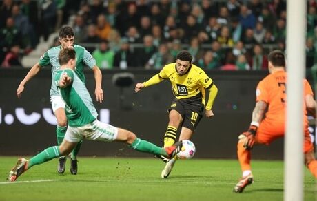 دورتموند ۱۰ نفره برد و مدعی ماند