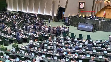 وزیر کشور در میان اعتراض نمایندگان وارد صحن علنی مجلس شد