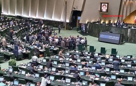 وزیر کشور در میان اعتراض نمایندگان وارد صحن علنی مجلس شد
