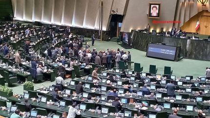 وزیر کشور در میان اعتراض نمایندگان وارد صحن علنی مجلس شد