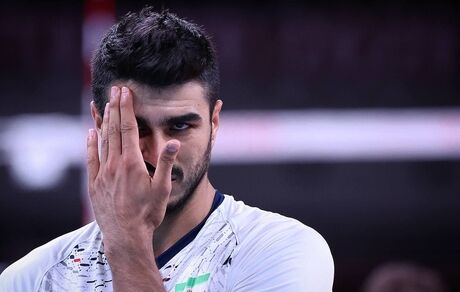 بی‌توجهی فدراسیون والیبال به ستاره‌ها / صالحی: با هزینه شخصی برای درمان به ایتالیا می‌روم